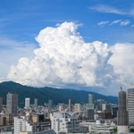 神戸の街と入道雲。夏の終わりを告げるかのように雄大な姿を見せていた＝３日午後、神戸市中央区東川崎町１から撮影