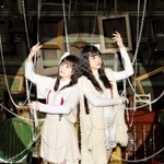 音楽にのせて物語の世界を表現するｈａｒｍｏｅの小泉萌香さん（右）と岩田陽葵さん（提供）