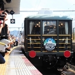 「兵庫テロワール旅号」と銘打ったサロンカーなにわを見送る鉄道ファンら＝３日午前、ＪＲ姫路駅