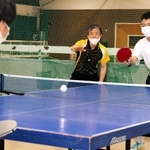 播磨中の体育館で卓球部員を指導する井下原哲生さん（中央）＝５月、兵庫県播磨町南大中１
