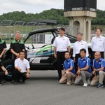 二輪車用の水素エンジンを積んだオフロード四輪車の前に並ぶ開発に取り組んできた関係者ら＝３日午後、栃木県茂木町（撮影・大島光貴）