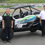 二輪車用の水素エンジンを積んだオフロード四輪車の前で笑顔の川崎重工業の橋本康彦社長（左）ら＝３日午後、栃木県茂木町（撮影・大島光貴）