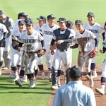 夏の兵庫大会で初優勝を飾って甲子園出場を決め、歓喜に浸る社ナイン＝７月２８日、神戸市須磨区、ほっともっとフィールド神戸