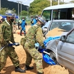 車両に人が閉じ込められた想定で、車のドアをこじ開ける訓練をする自衛隊員ら＝４日午前、兵庫県多可町中区岸上、町立中央公園（撮影・鈴木雅之）