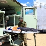 訓練で、負傷者役の男性を自衛隊の車両に載せる自衛隊員ら＝４日午前、兵庫県多可町中区岸上、町立中央公園（撮影・鈴木雅之）