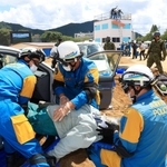 土砂崩れに巻き込まれた車両から要救助者を救出する、という想定で行われた訓練＝４日午前、兵庫県多可町中区岸上（撮影・鈴木雅之）