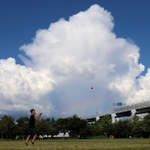 沸き上がる入道雲。刻々と姿を変える中、小さな虹（中央）が現れた＝４日午後、神戸市中央区小野浜町、みなとのもり公園