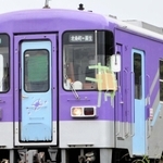 倒木で運転席の窓ガラスが割れた北条鉄道の車両＝加西市北条町西南