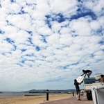 台風が過ぎ去った須磨海岸。海の家の撤去作業が進められていた＝７日午前、神戸市須磨区須磨浦通４