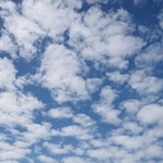 台風が過ぎ去った須磨海岸。海の家の撤去作業が進められていた＝７日午前、神戸市須磨区須磨浦通４