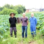 セイタカシギの繁殖を見守り続けた（右から）井田守さん、三木敏史さん、三宅純さん＝姫路市網干区大江島