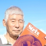 論文集を手にする三木敏史さん