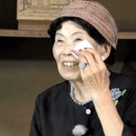 サプライズ企画に思わず涙ぐむ村上しま子さん（読売テレビ放送提供）