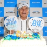 ８４歳の誕生日を祝うケーキを贈られて笑顔を見せる堀江謙一さん＝８日午後、西宮市西宮浜４、新西宮ヨットハーバー（撮影・斎藤雅志）