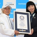 ギネスワールドレコーズジャパンの石川佳織代表（右）から認定証を受け取る堀江謙一さん＝８日午後、西宮市西宮浜４、新西宮ヨットハーバー（撮影・斎藤雅志）