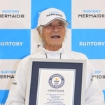 ギネス世界記録の認定証を贈られ笑顔の堀江謙一さん＝８日午後、西宮市西宮浜４、新西宮ヨットハーバー（撮影・斎藤雅志）