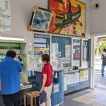 「みどりの券売機プラス」を設置しているＪＲ宍道駅＝７月、松江市