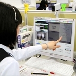 「みどりの券売機プラス」などの遠隔対応を行うコールセンターの様子＝尼崎市