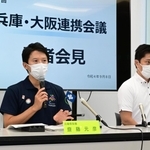 意見交換後、会見で所見を語る兵庫県の斎藤元彦知事（左）と吉村洋文大阪府知事＝８日午後、神戸市中央区脇浜海岸通１、人と防災未来センター（撮影・中西幸大）