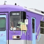 台風１１号の影響で倒木が運転席を直撃した北条鉄道＝９月６日、加西市内