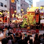 中秋節を祝う中国獅子舞を見ようと集まった観光客ら＝１０日夕、神戸市中央区元町通１（撮影・長嶺麻子）