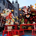 ３年ぶりに一般客の前で行われた神戸・南京町の中秋節。中国獅子舞などが披露された＝１０日夕、神戸市中央区元町通１（撮影・長嶺麻子）