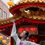 ３年ぶりに一般客の前で行われた神戸・南京町の中秋節。中国舞踊も披露された＝１０日夕、神戸市中央区元町通１（撮影・長嶺麻子）