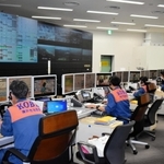 神戸市消防局の管制室。救急、火事を問わず全ての１１９番はここに集約され、通常は５人の担当者が対応する＝神戸市中央区加納町６