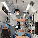 河野裕隊員が乗車する救急車の内部＝神戸市中央区港島３、水上消防署