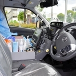 河野裕隊員が乗車する救急車の運転席。感染対策マスクや消毒液などが常備されている＝神戸市中央区港島３、水上消防署