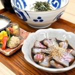 「淡路島台所　五感ダイニングそらと海」の「えびす鯛漬け丼」＝吉備国際大学南あわじ志知キャンパス