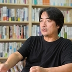 岸政彦さん。沖縄タイムスの大型企画「沖縄の生活史」の共同監修も担当している＝大阪市内（撮影・秋山亮太）