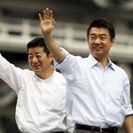 「維新政治」を軌道に乗せた橋下徹氏と松井一郎＝２０１３年７月、大阪市内