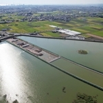 バイパス工事のため、真っ二つになる天満大池＝兵庫県稲美町（ドローンで撮影）