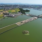 バイパス工事のため、真っ二つになる天満大池＝兵庫県稲美町（ドローンで撮影）