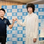面談終了後、グータッチする斎藤元彦知事（左）と早見和真さん＝13日午前、兵庫県庁