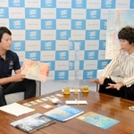 斎藤元彦知事（左）と「かなしきデブ猫ちゃん」について語る早見和真さん＝13日午前、兵庫県庁