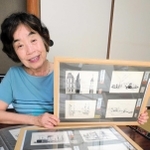 亡き父の「戦災スケッチ画」を手にする長女の足立恵美子さん＝神戸市西区