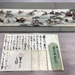 羽柴秀吉が脇坂安治に送った朱印状（手前）。同時に展示する「賤ケ岳七本槍」の絵巻には秀吉と安治が描かれている＝たつの市龍野町上霞城、龍野歴史文化資料館