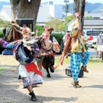 開幕した「豊岡演劇祭２０２２」の成功を祈る舞を披露した劇団のメンバー＝１５日午後、豊岡市出石町内町