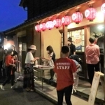 夜の公演を楽しもうと劇場入りする来場者ら＝１５日午後、豊岡市出石町（撮影・石川翠）