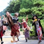 演劇祭の成功などを祈願してパフォーマンスを披露する劇団員＝１５日午後、豊岡市出石町内町（撮影・丸山桃奈）