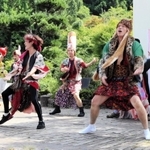 演劇祭の成功などを祈願してパフォーマンスを披露する劇団員＝１５日午後、豊岡市出石町内町（撮影・丸山桃奈）