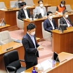 政務活動費の不適切処理問題に抗議するため一部の議員が退席した議場で一般質問をする光本圭佑市議＝尼崎市議会