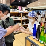 今年の販売が始まった「地エネの酒　環」＝神戸阪急