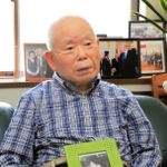 拉致被害に遭った娘の有本恵子さんの写真を抱え、日朝首脳会談当時を振り返る明弘さん＝神戸市長田区