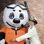 海上保安庁のマスコットに抱きつくフィギュアスケートの坂本花織選手＝神戸市中央区磯上通４