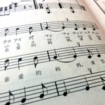 張文乃さんが編さんした「中国女声合唱曲集」。中国語が分からない日本人でも歌いやすいよう工夫されている＝神戸市中央区