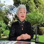 コンサートのパンフレットや写真を前に、日中国交正常化からの５０年を振り返る張文乃さん＝神戸市中央区北野町１