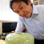 エリザベス女王ゆかりの花器を取り出す津名東小の稲室直樹校長＝淡路市生穂